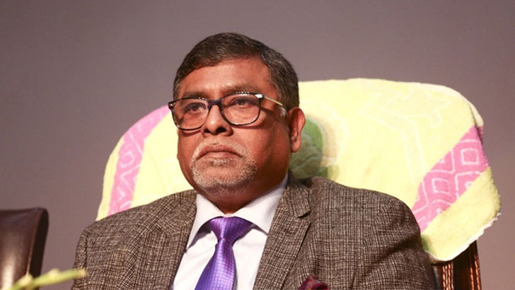 পুলিশ কর্মকর্তা বাবাকে স্যালুট ক্যাপ্টেন মেয়ের