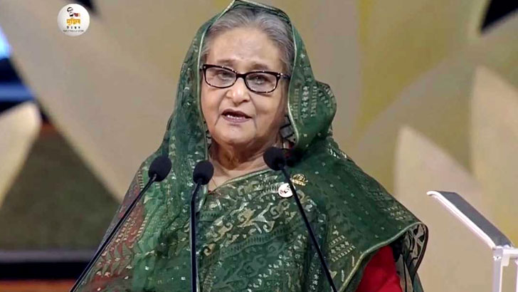 আমড়া বিক্রি করা টাকায় অসহায়দের ছাতা কিনে দিলেন জেরিন
