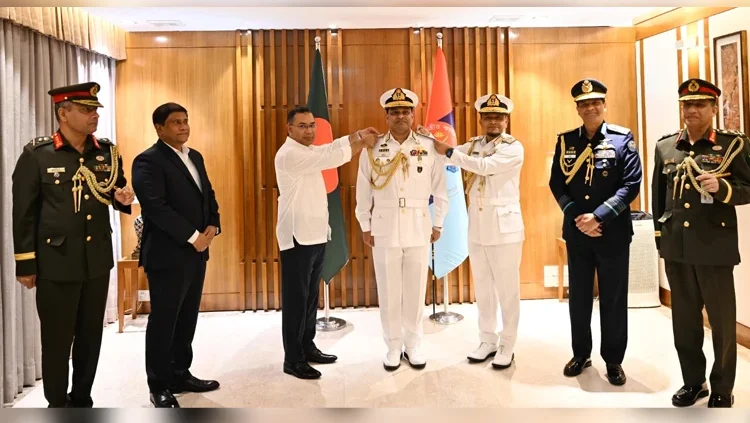 নবনিযুক্ত নৌপ্রধানকে র‌্যাঙ্ক ব্যাজ পরিয়ে দেন প্রধানমন্ত্রী