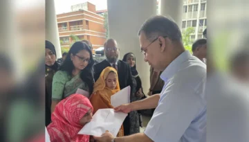 প্রতিবন্ধী ৩ ব্যক্তির হাতে নিয়োগপত্র তুলে দিলেন প্রধানমন্ত্রী