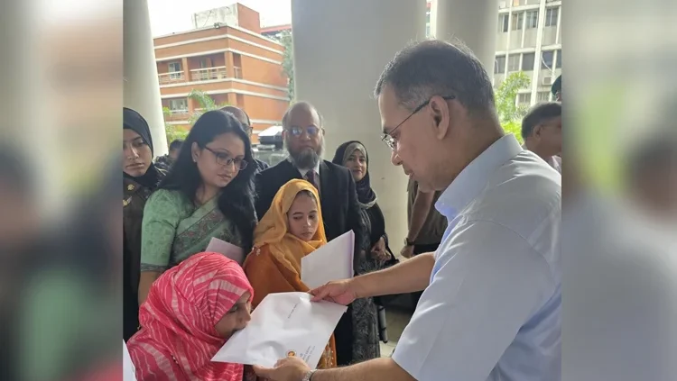 প্রতিবন্ধী ৩ ব্যক্তির হাতে নিয়োগপত্র তুলে দিলেন প্রধানমন্ত্রী