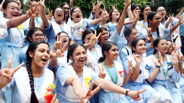 এসএসসি ও সমমানের পরীক্ষায় জিপিএ-৫ প্রাপ্তিতে এগিয়ে মেয়েরা