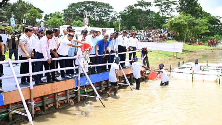 ব্রহ্মপুত্র নদে মাছের পোনা অবমুক্ত করলেন প্রধানমন্ত্রী
